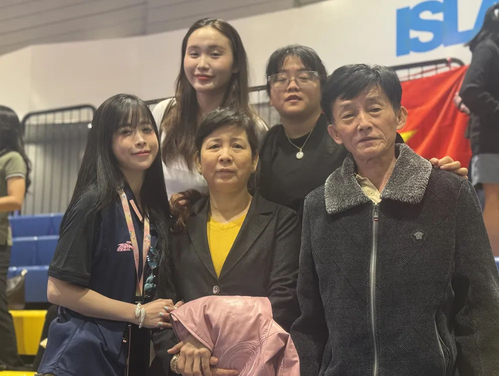 Châu Tuyết Vân đưa gia đình đến SEA Games 33 để cổ vũ cho các đàn em tại đội tuyển Taekwondo Việt Nam. ẢNH: HỮU THÀNH 