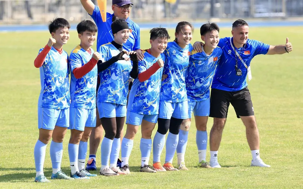 Đội tuyển nữ Việt Nam quyết tâm vượt khó để đoạt vé vào bán kết môn bóng đá nam SEA Games 33. ẢNH: DŨNG PHƯƠNG 