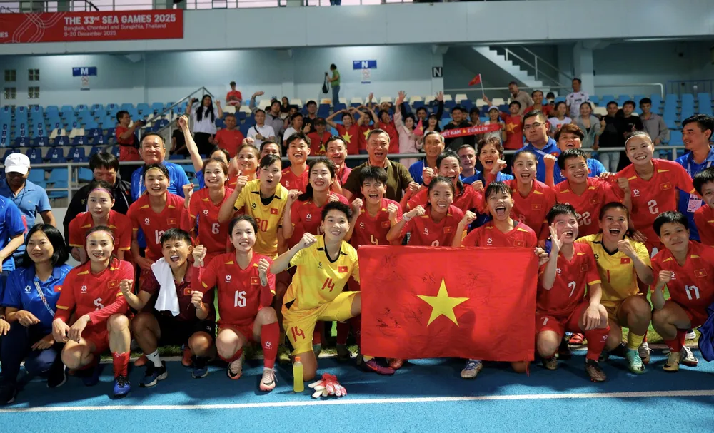 Đội tuyển nữ Việt Nam ăn mừng tấm vé vào bán kết SEA Games 33 cùng người hâm mộ trên sân Chonburi. ẢNH: HỮU THÀNH 