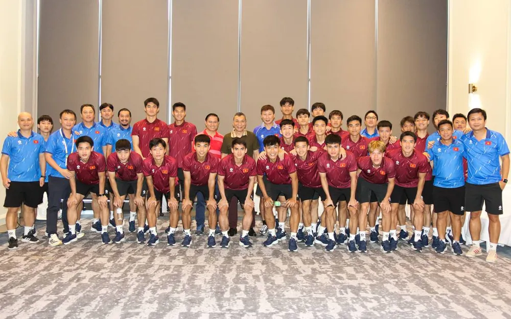 Chủ tịch VFF Trần Quốc Tuấn đến đại bản doanh của U22 Việt Nam để chúc mừng toàn đội đoạt vé vào bán kết SEA Games 33. ẢNH: NHẬT ĐOÀN 