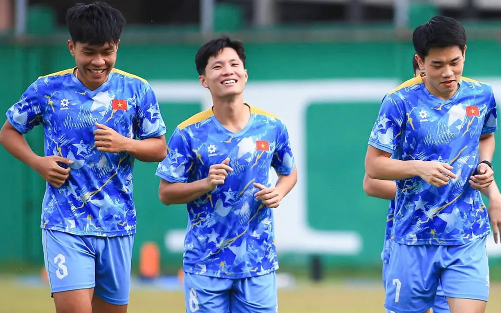 U22 Việt Nam thoải mái khi trở lại sân tập vào chiều 12-12. ẢNH: TÂM HÀ