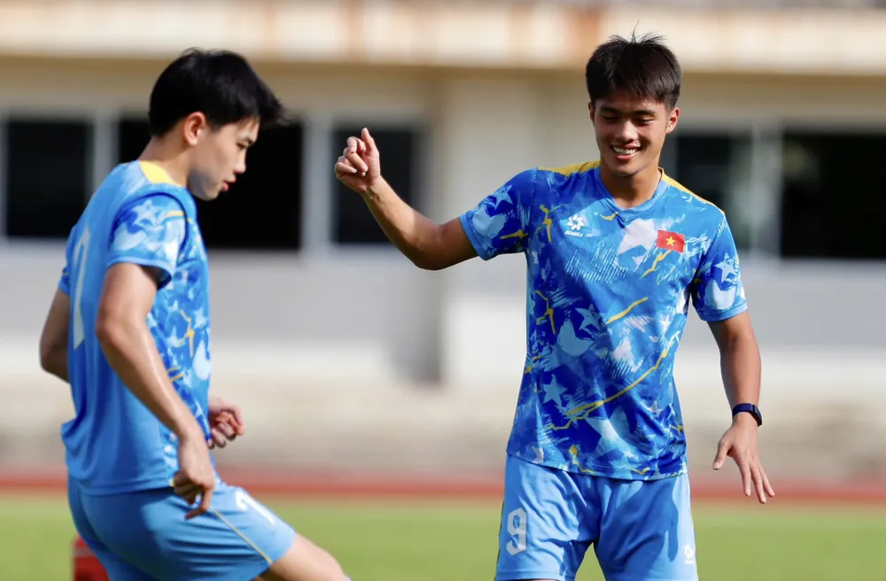 Bộ đôi tiền đạo Nguyễn Đình Bắc và Nguyễn Quốc Việt thoải mái khi tập trên sân mới. ẢNH: DŨNG PHƯƠNG 
