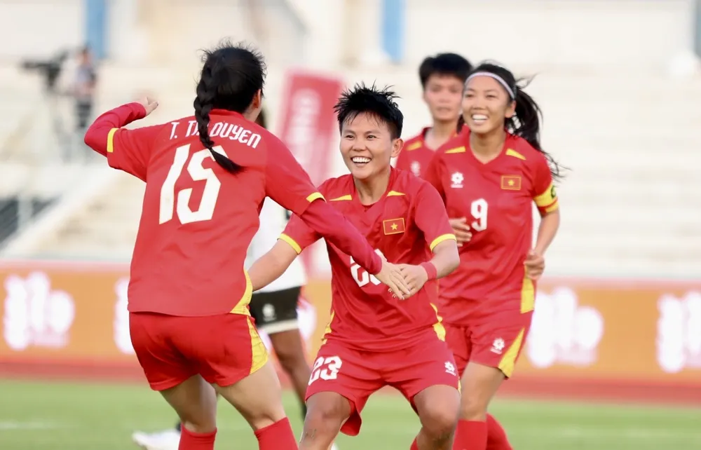 Tiền vệ Nguyễn Thị Bích Thuỳ chia sẻ niềm vui cùng Trần Thị Duyên. ẢNH: DŨNG PHƯƠNG 