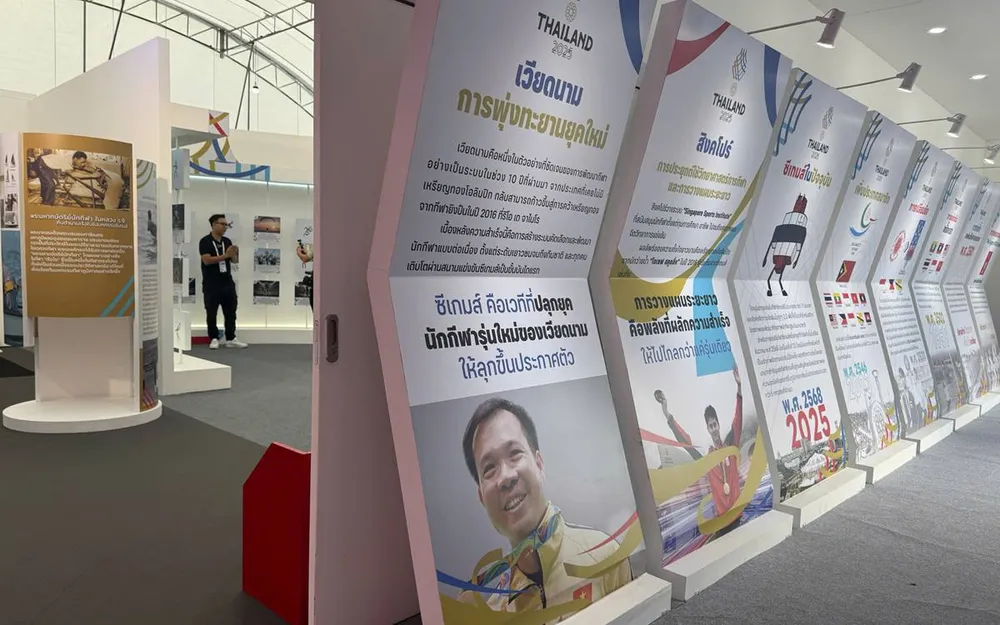 Ban tổ chức SEA Games 33 tôn vinh Hoàng Xuân Vinh. ẢNH: HỮU THÀNH 