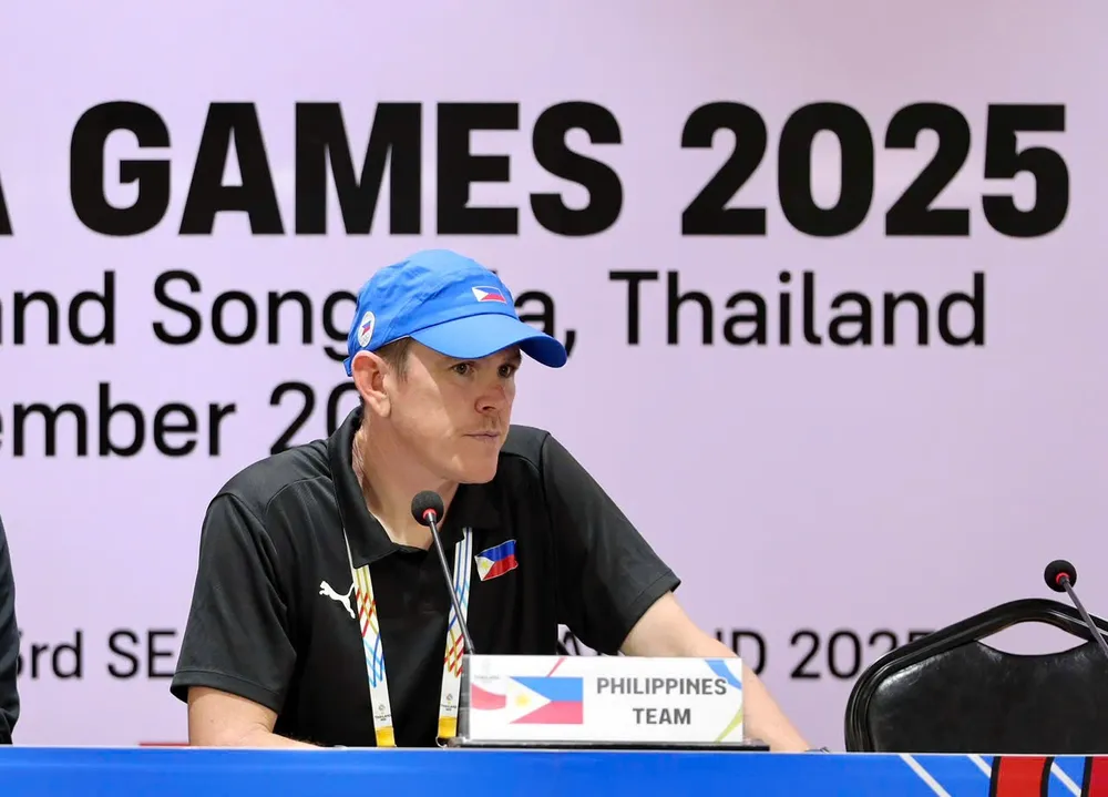HLV McPherson của U22 Philippines thể hiện rõ thất vọng sau khi thua U22 Việt Nam ở trận bán kết SEA Games 33. ẢNH: DŨNG PHƯƠNG