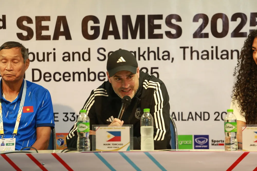 HLV Mark Torcaso của đội tuyển nữ Philippines. ẢNH: DŨNG PHƯƠNG