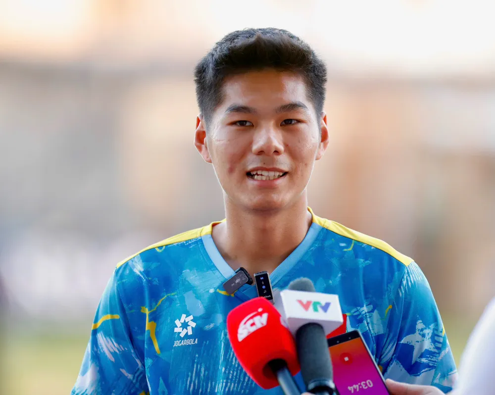 Trung vệ Nguyễn Hiểu Minh trao đổi với truyền thông vào chiều 16-12. ẢNH: DŨNG PHƯƠNG 