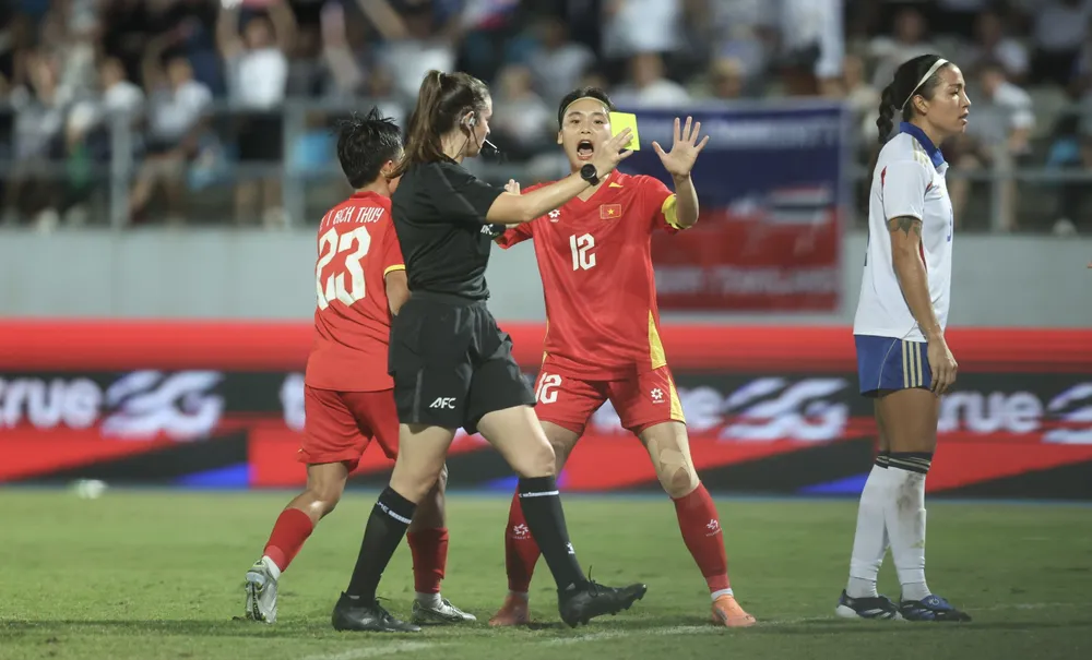 Phạm Hải Yến cùng đồng đội phản ứng với trọng tài ở trận chung kết. ẢNH: DŨNG PHƯƠNG