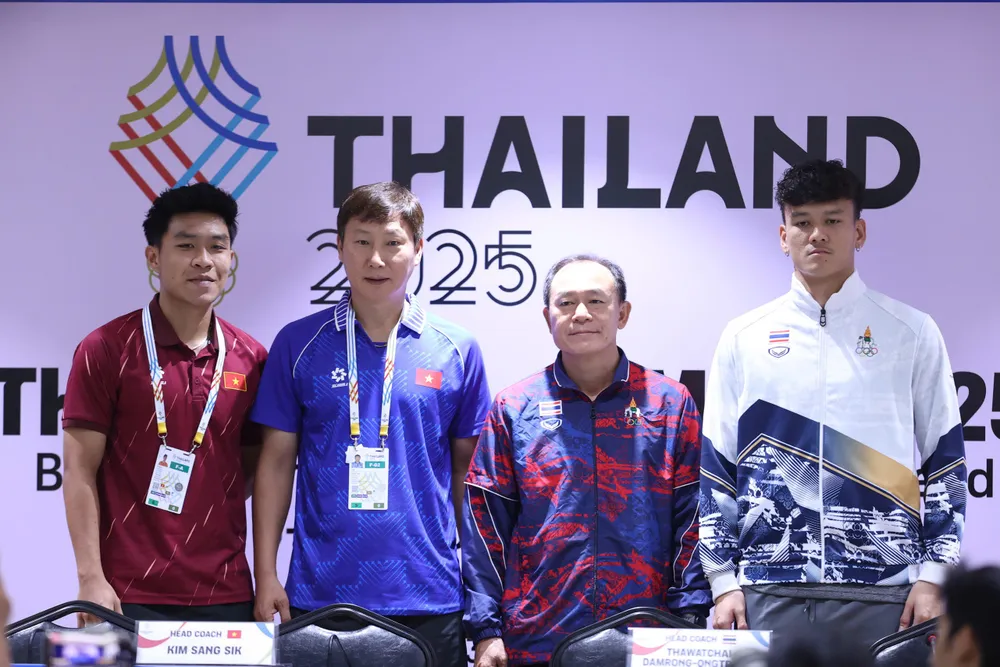 HLV Kim Sang-sik cùng trung vệ Lý Đức tự tin trước trận chung kết SEA Games 33. ẢNH: DŨNG PHƯƠNG 