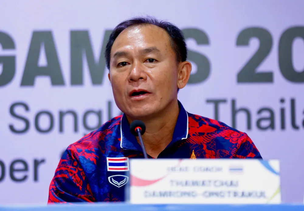 HLV Thawatchai của U22 Thái Lan dành sự tôn trọng đến U22 Việt Nam. ẢNH: DŨNG PHƯƠNG 