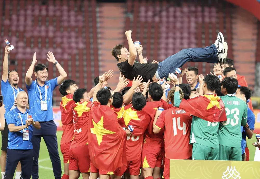 Các tuyển thủ U22 Việt Nam tung hô HLV Kim Sang-sik sau khi giành huy chương vàng SEA Games 33. ẢNH: DŨNG PHƯƠNG