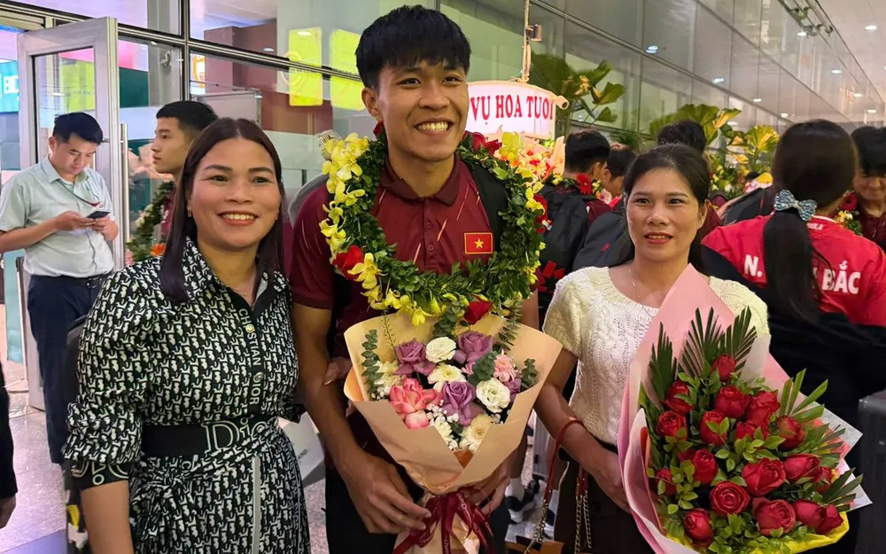 Trung vệ Phạm Lý Đức vỡ òa hạnh phúc bên người thân ngày trở về. ẢNH: TÂM HÀ