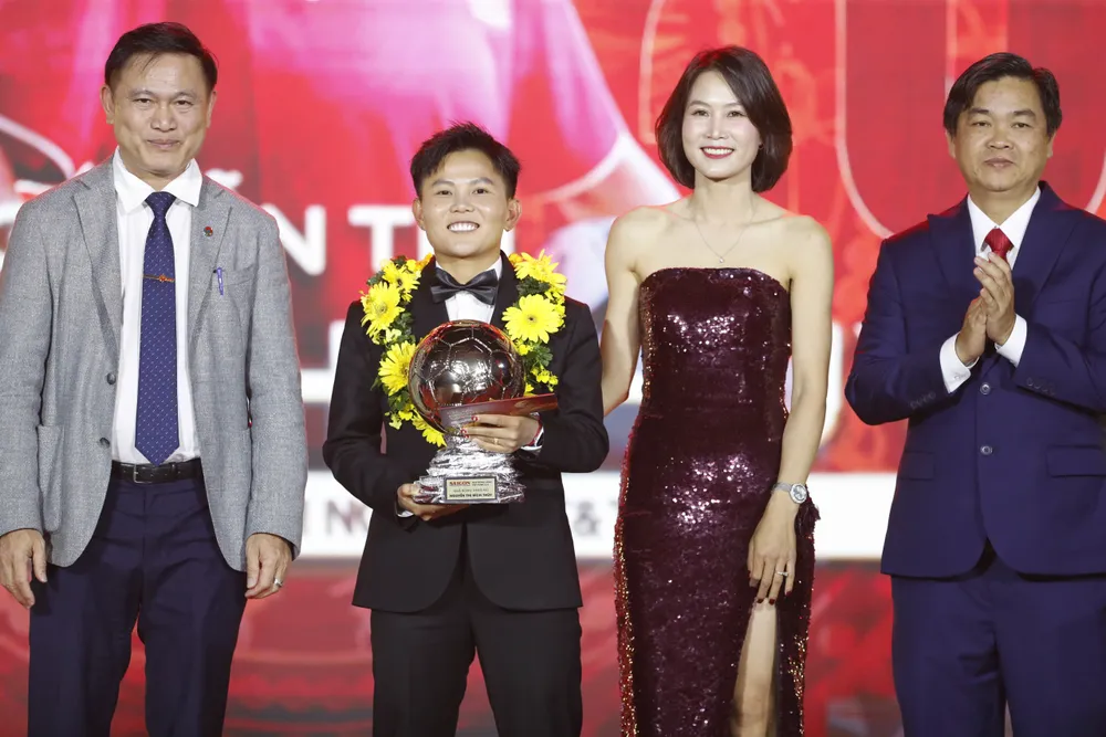 Niềm vui của đương kim Quả bóng vàng nữ Việt Nam Nguyễn Thị Bích Thùy. ẢNH: DŨNG PHƯƠNG 