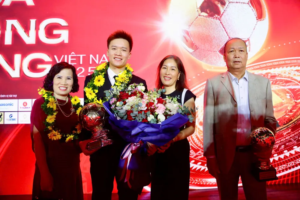 Đương kim Quả bóng vàng Việt Nam Nguyễn Hoàng Đức hạnh phúc bên gia đình. ẢNH: DŨNG PHƯƠNG 
