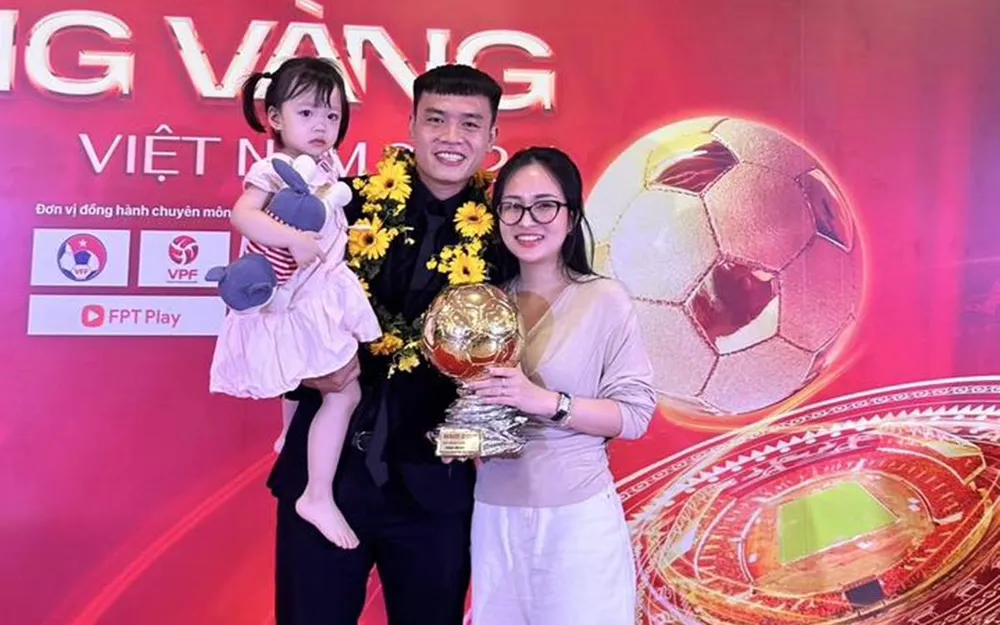 Châu Đoàn Phát cùng bà xã Phương Nhi và cô con gái đầu lòng. ẢNH: FBNV 