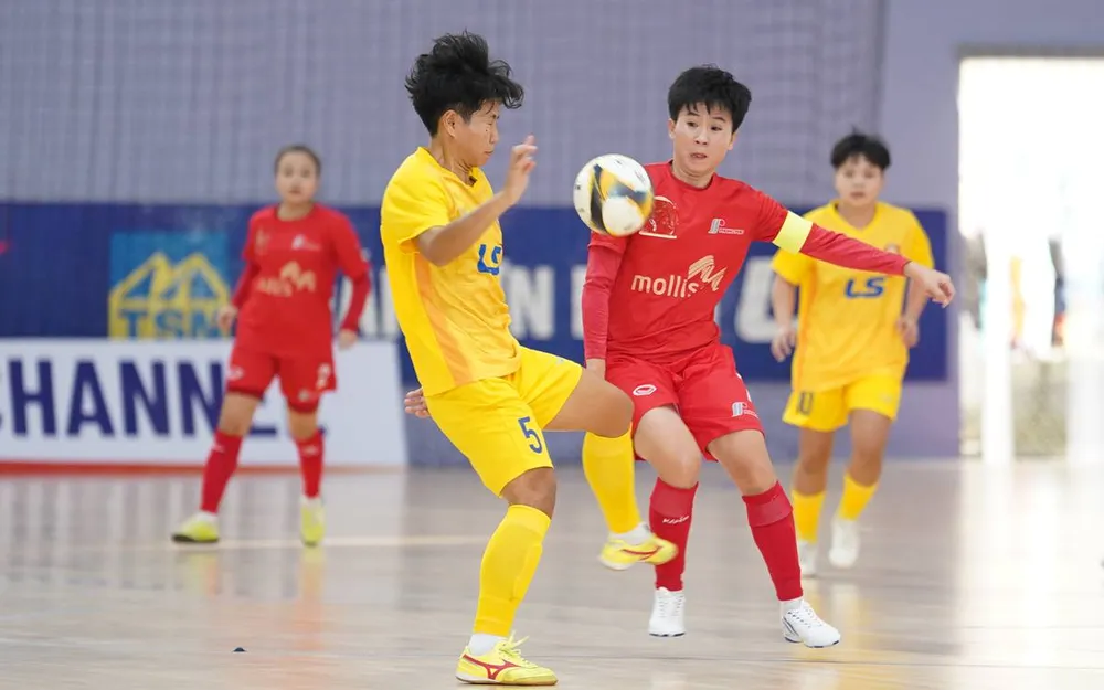 Quả bóng vàng nữ Việt Nam 2014 và 2018 Nguyễn Thị Tuyết Dung (áo đỏ) ghi bàn gỡ hòa cho Phong Phú Hà Nam. ẢNH: QUỐC KHANH