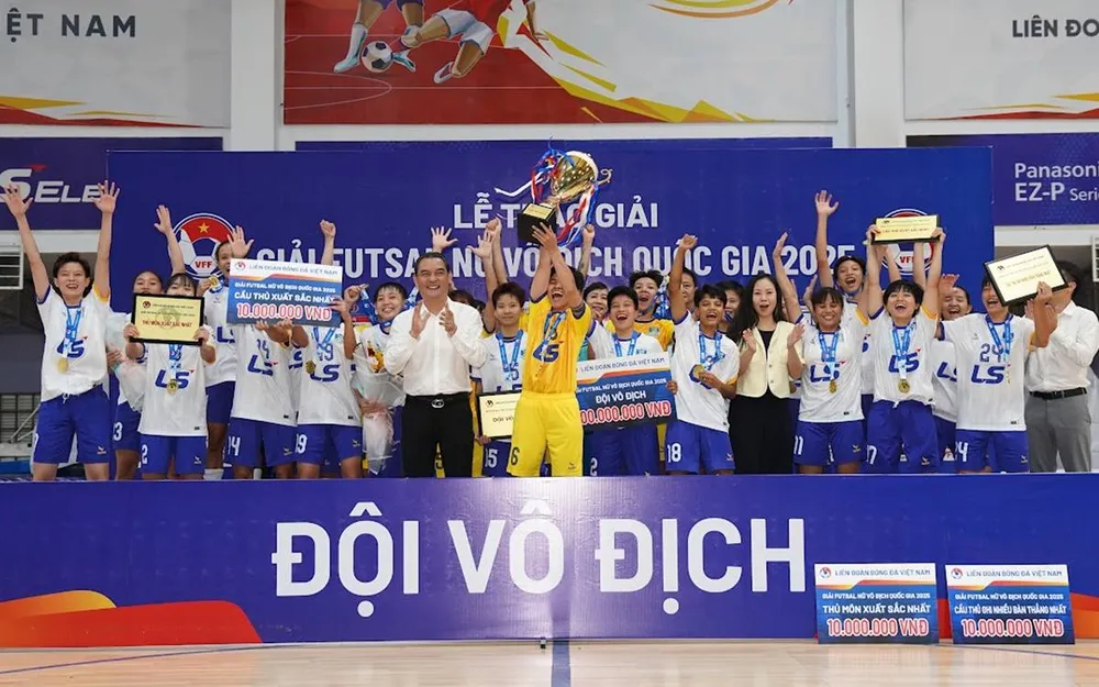 Khoảnh khắc Thái Sơn Nam TPHCM nâng cao danh hiệu Futsal nữ VĐQG 2025. ẢNH: TÂM HÀ 