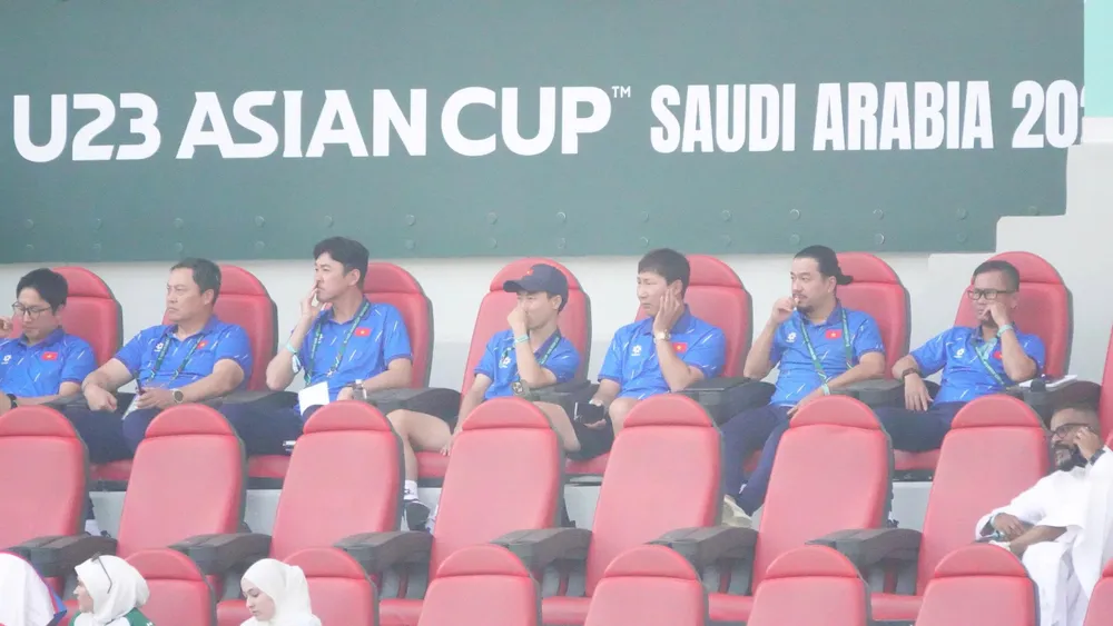 HLV Kim Sang-sik cùng ban huấn luyện U23 Việt Nam theo dõi trận tứ kết giữa U23 Uzbekistan - U23 Trung Quốc. ẢNH: TED TRẦN