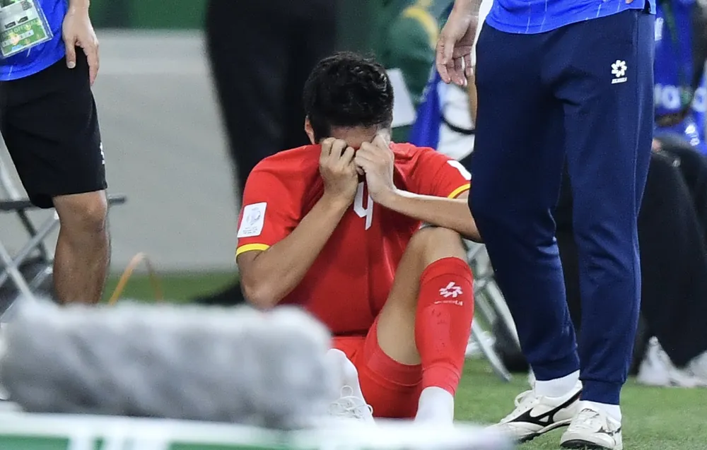 Trung vệ Nguyễn Hiểu Minh bật khóc. ẢNH: AFC 