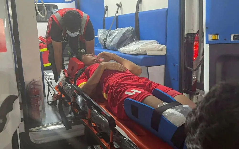 Trung vệ Nguyễn Hiểu Minh được đưa đến bệnh viện để kiểm tra chấn thương. ẢNH: TRÍ CÔNG 
