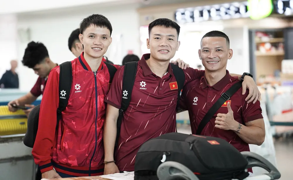 Đương kim Quả bóng vàng Châu Đoàn Phát (giữa) cùng Dương Ngọc Linh (trái) và cựu binh Trần Thái Huy. ẢNH: TÂM HÀ