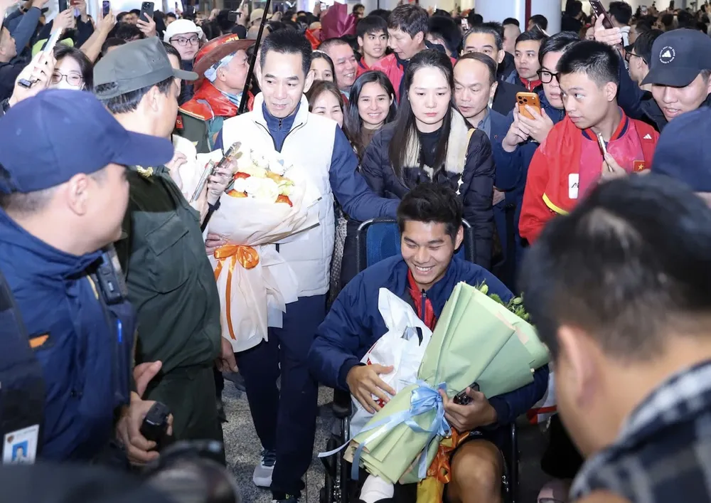 Bố mẹ cùng Hiểu Minh tại sân bay Nội Bài. ẢNH: NHẬT ĐOÀN