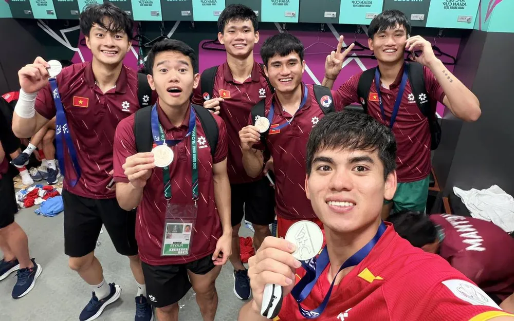 Khuất Văn Khang cùng đồng đội khoe tấm huy chương đồng tại vòng chung kết U23 châu Á 2026