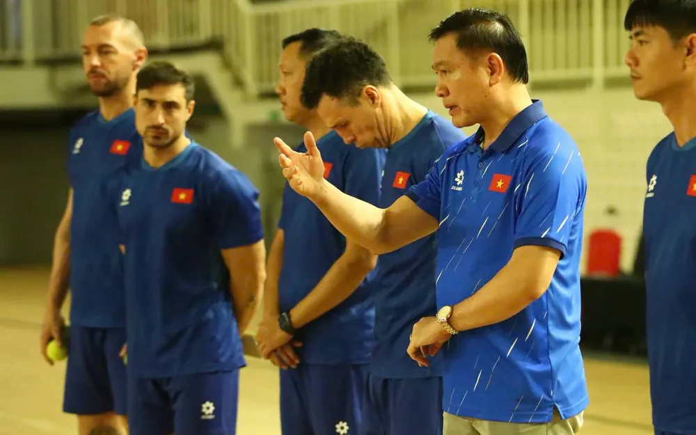 Phó Chủ tịch VFF Trần Anh Tú nhắc nhở, động viên đội tuyển futsal Việt Nam trước trận ra quân vòng chung kết Futsal châu Á 2026. ẢNH: PHAN HỒNG 
