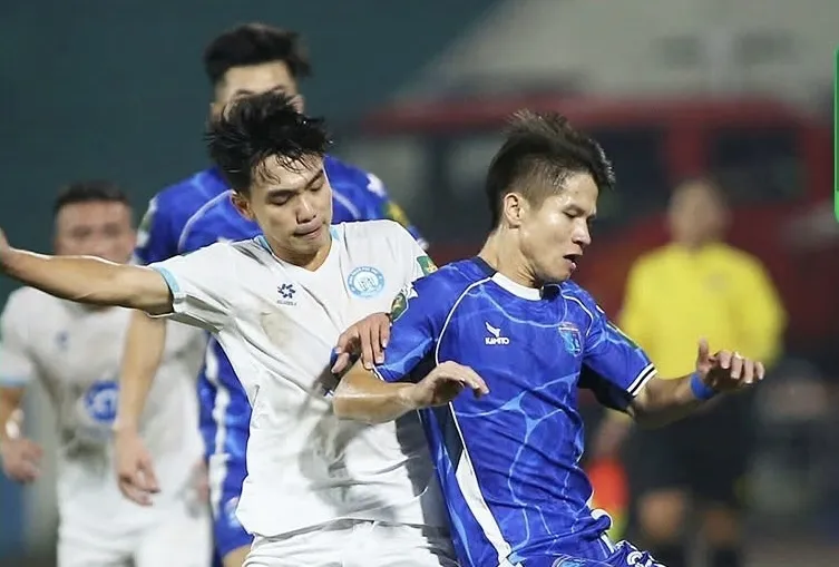 Quảng Ninh (áo xanh) thua thắng 3 bàn trên sân Việt Trì của Phú Thọ. ẢNH: ANH TRẦN 