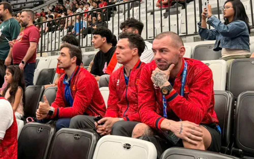 HLV Diego Giustozzi cùng các thành viên ban huấn luyện futsal Việt Nam dự khán trận Indonesia - Iraq. ẢNH: PHAN HỒNG 