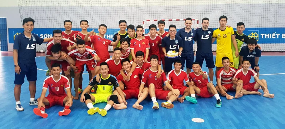 HLV Hector Souto dẫn dắt những Trần Thái Huy, Nguyễn Thịnh Phát, Nhan Gia Hưng, Dương Ngọc Linh... trong màu áo Cao Bằng FC tại mùa giải 2008. ẢNH: FBNV 