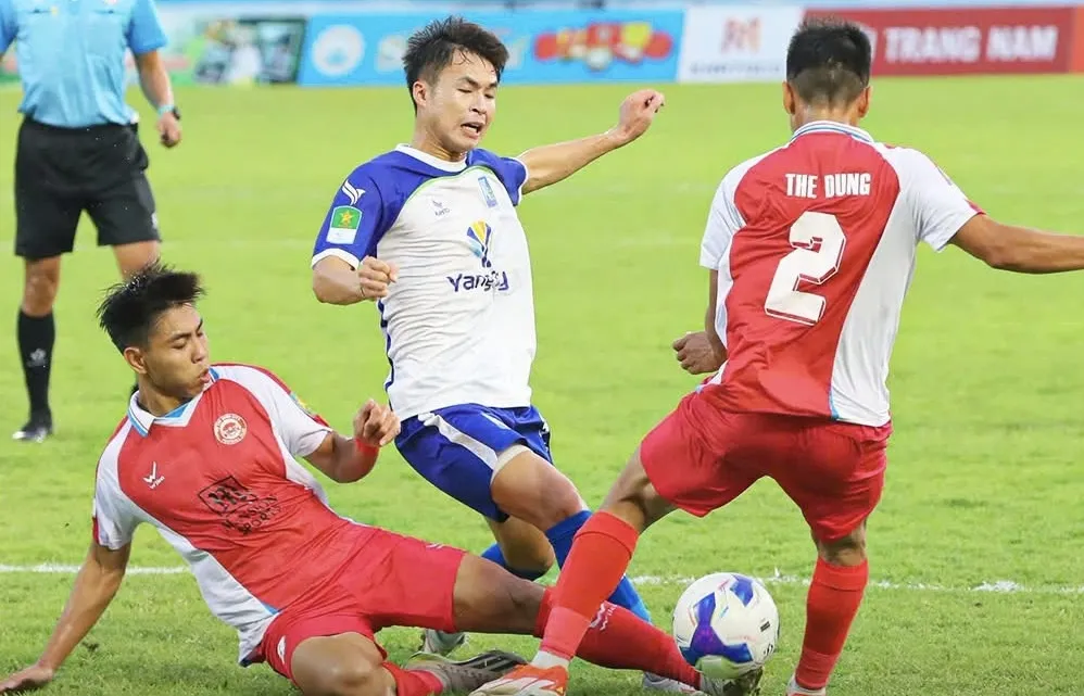 CLB TPHCM (áo đỏ) giành chiến thắng trên sân của Khánh Hòa. ẢNH: VPF