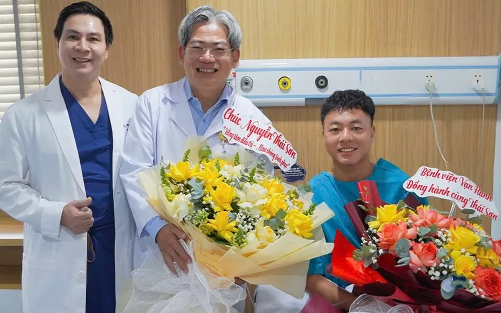 Các bác sĩ Bệnh viện Đa khoa Vạn Hạnh (TPHCM) gửi lời hỏi thăm đến Thái Sơn. ẢNH: VẠN HẠNH