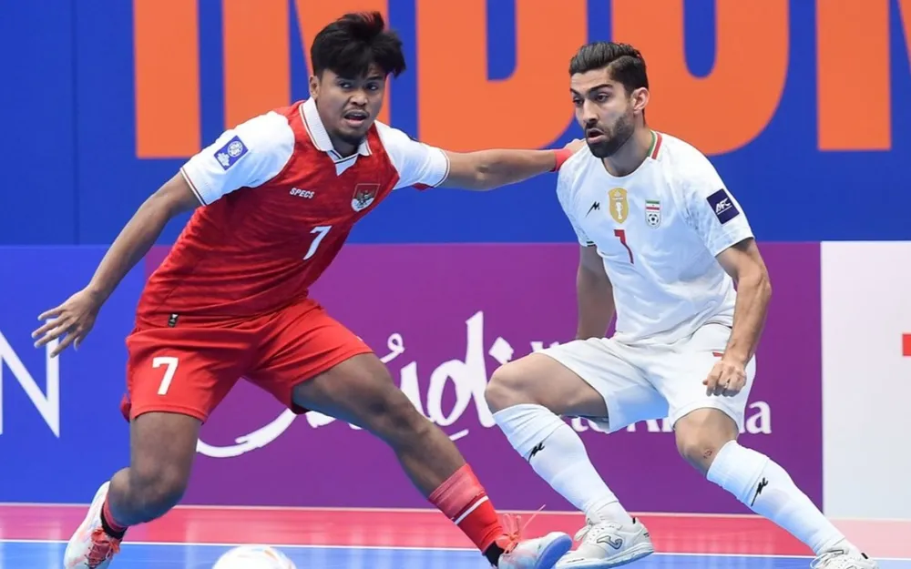 Các cầu thủ futsal Indonesia (áo đỏ) ngậm ngùi nhìn Iran bảo vệ thành công danh hiệu châu Á ngay trên sân nhà. ẢNH: AFC 