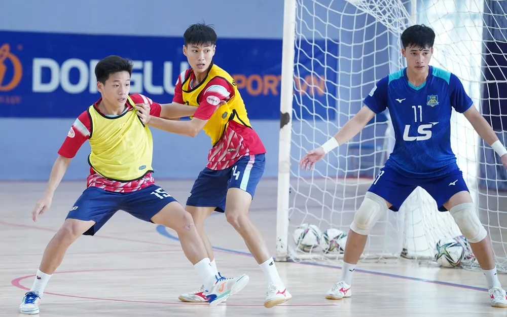 Các cầu thủ Trẻ TPHCM tích cực tập luyện vào những ngày cuối năm. ẢNH: NGUYỄN QUANG 