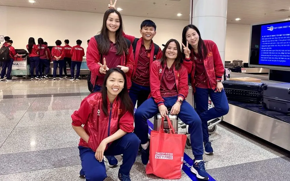 Đội trưởng Huỳnh Như và tiền vệ Nguyễn Thị Bích Thùy phải di chuyển xa về nhà đón Tết. ẢNH: ANH TRẦN 