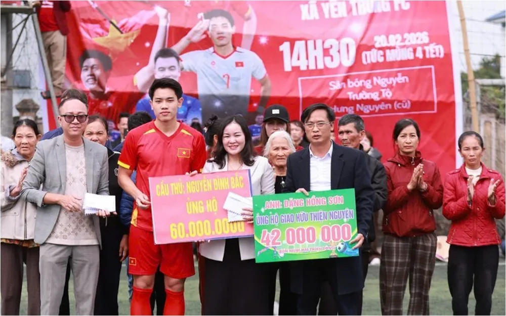 Quả bóng bạc Nguyễn Đình Bắc ủng hộ 60 triệu đồng cho bà con nghèo tại quê nhà Yên Trung. ẢNH: HỒ HẢI HOÀNG 