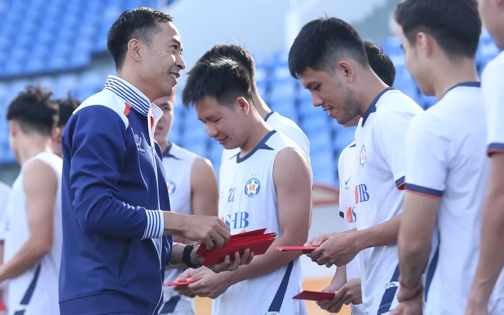 HLV Lê Đức Tuấn thể hiện quyết tâm cao cùng các cầu thủ Đà Nẵng ở buổi tập khai Xuân Bính Ngọ 2026 