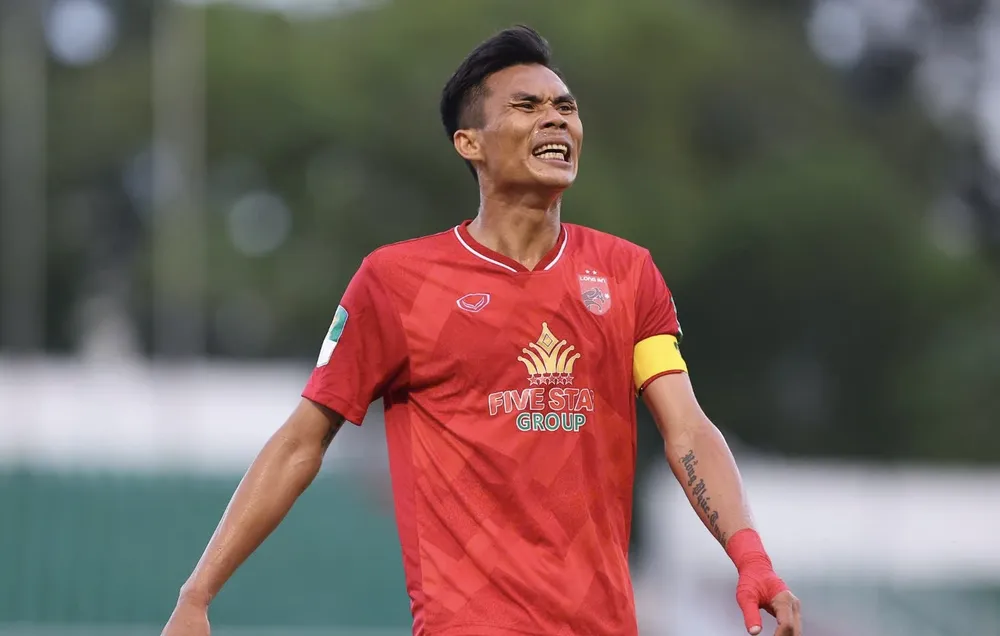 Cầu thủ Long An thể hiện sự thất vọng. ẢNH: DŨNG PHƯƠNG