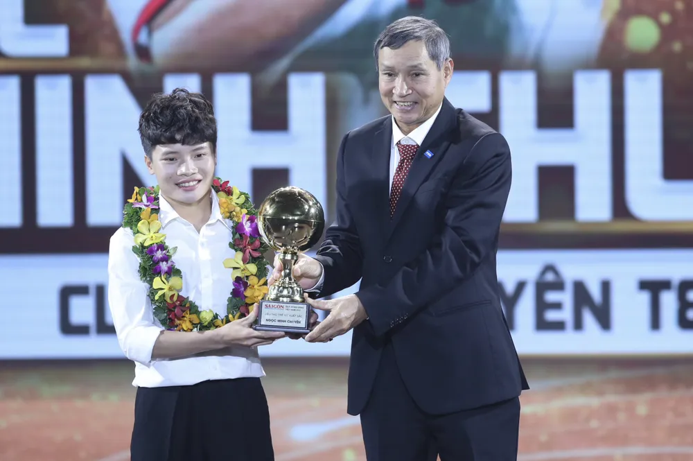 Tiền đạo Ngọc Minh Chuyên nhận danh hiệu Cầu thủ nữ trẻ xuất sắc nhất năm 2023. ẢNH: DŨNG PHƯƠNG 