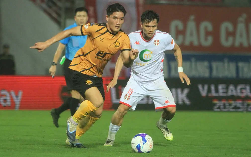 Các cầu thủ Thanh Hóa kiên cường cầm hòa đội chủ nhà Hải Phòng. ẢNH: MAI HƯƠNG