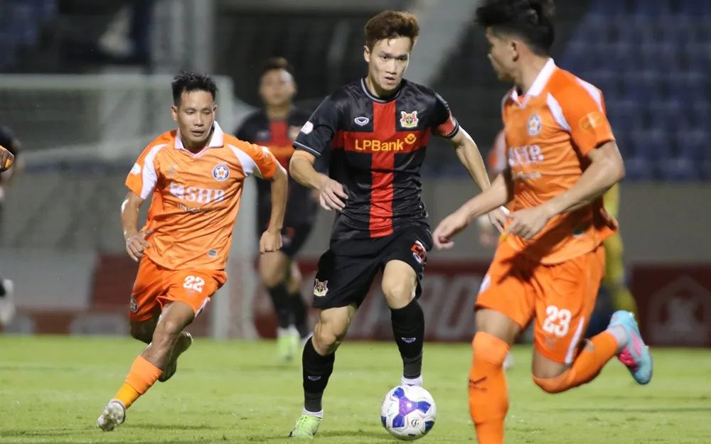 Hoàng Đức cùng các đồng đội tại Ninh Bình đối diện áp lực trong cuộc tiếp đón Đà Nẵng. ẢNH: VIẾT ĐỊNH 