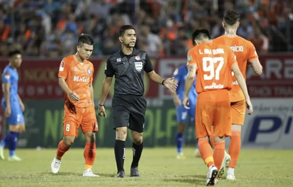 Trọng tài Muhammad Nazmi Bin Nasaruddin bắt chính trận Hà Nội FC - CAHN. ẢNH: VPF