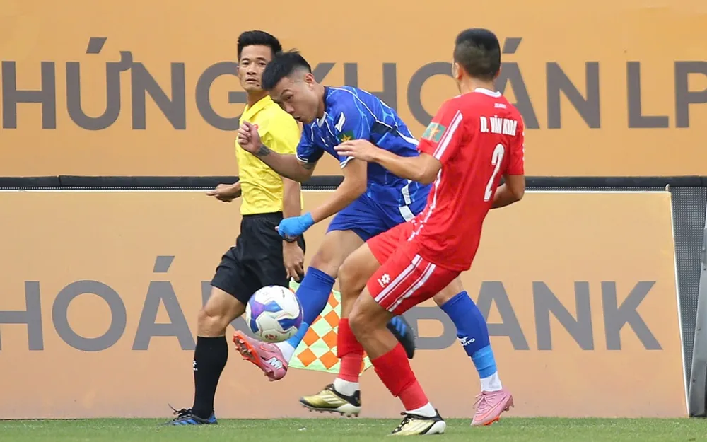 Các cầu thủ Quảng Ninh (áo xanh) cầm hòa đội đầu bảng Đồng Nai. ẢNH: QUỲNH MAI 