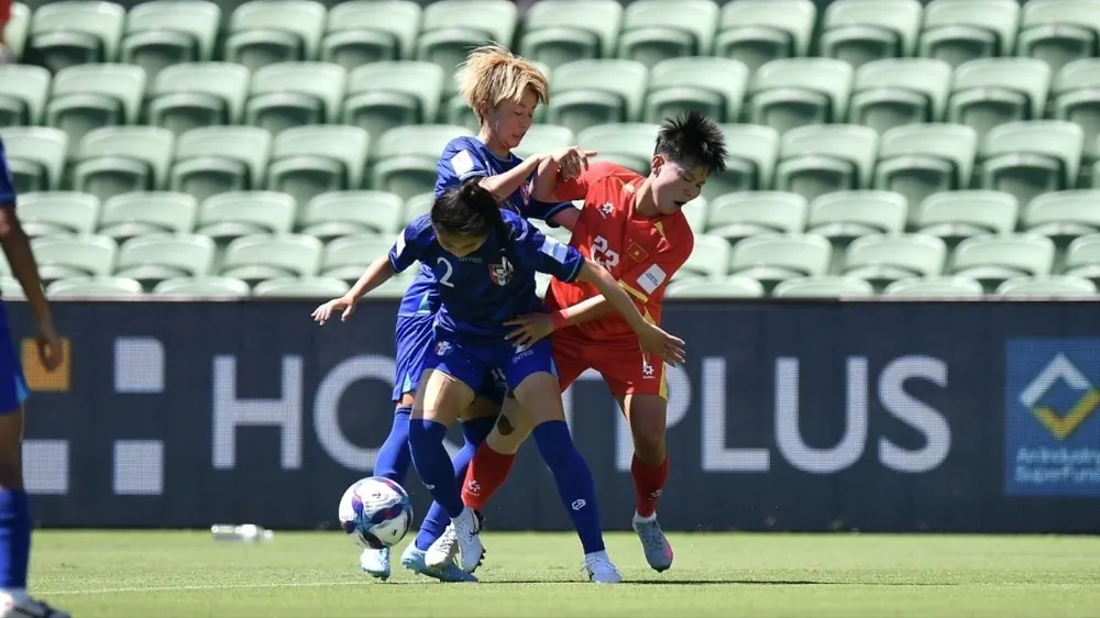 Thời tiết nắng nóng ảnh hưởng đến lối chơi của hai đội tuyển nữ Việt Nam và Đài Bắc Trung Hoa. ẢNH: AFC 