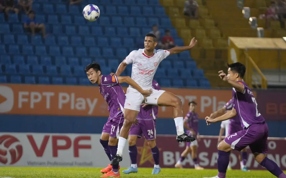 Các cầu thủ Becamex TPHCM (áo xanh) đánh rơi điểm số đáng tiếc trên sân nhà. ẢNH: DŨNG PHƯƠNG 