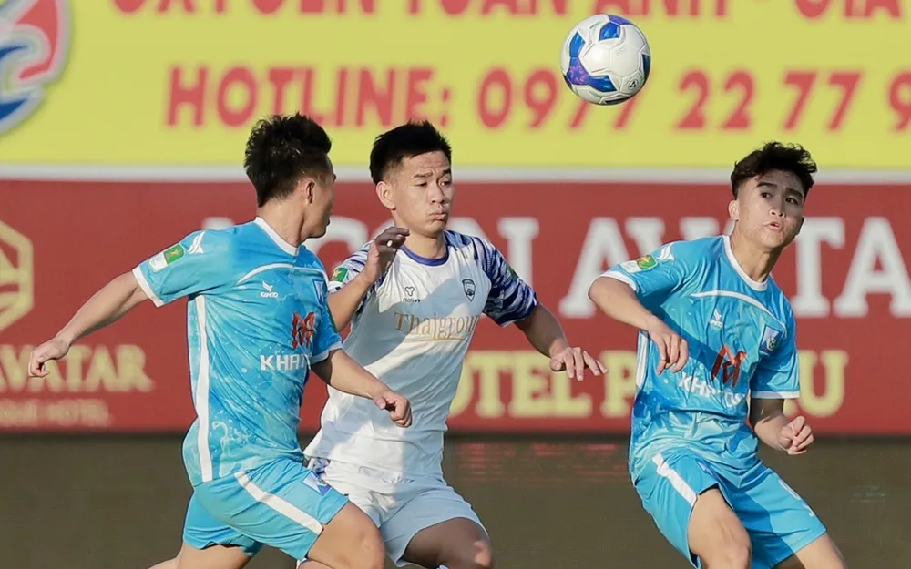 Các cầu thủ trẻ Thanh Niên TPHCM (áo trắng) cầm hòa đội khách Khánh Hòa. ẢNH: MINH TRẦN 