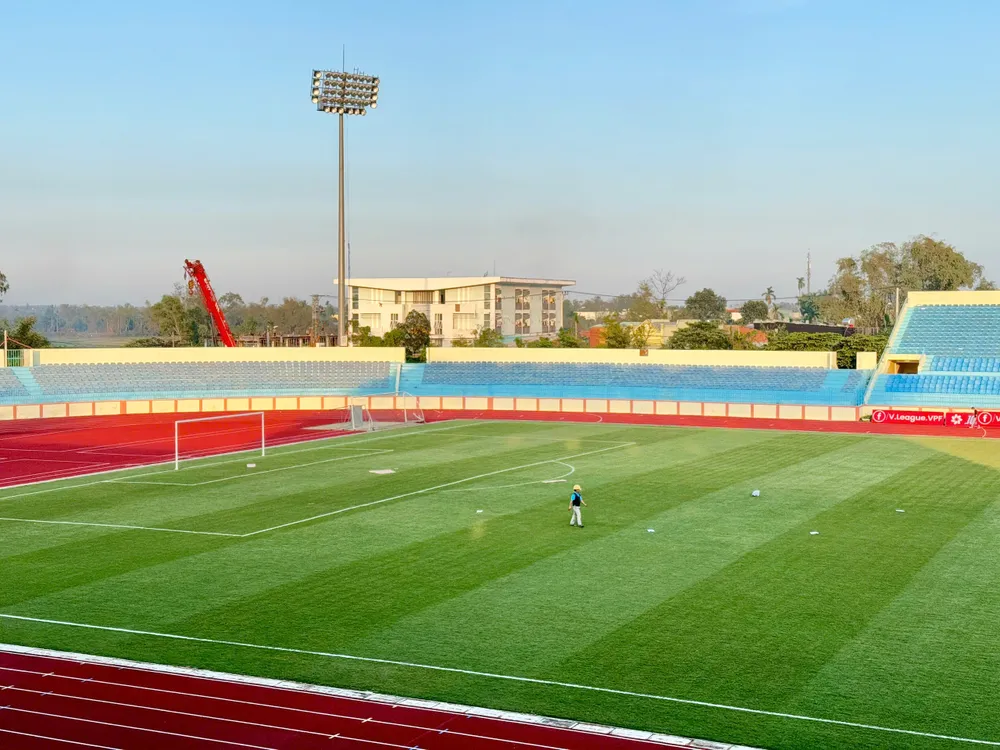 Sân Tam Kỳ có mặt cỏ đẹp, phòng ốc khang trang sau khi được nâng cấp vào đầu năm 2025. ẢNH: NHẬT ANH
