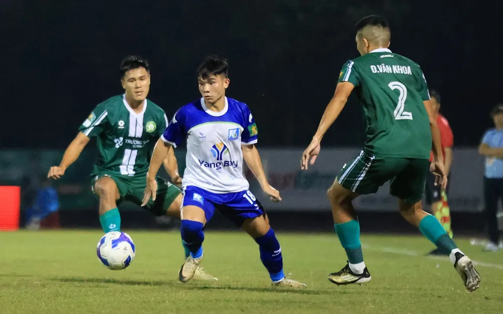 Các cầu thủ Khánh Hòa (áo trắng) đón nhận thất bại trên sân nhà 19-8 Nha Trang. ẢNH: VPF 