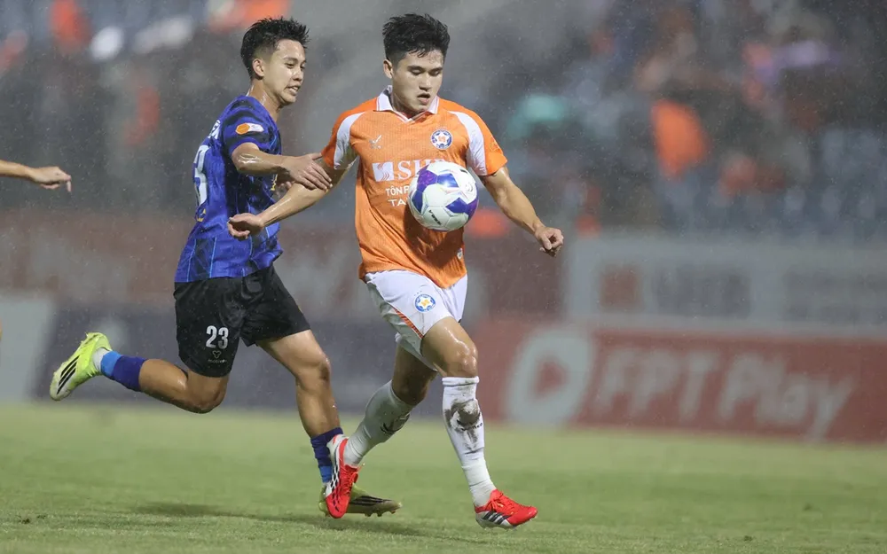 Các cầu thủ Đà Nẵng và HAGL đã cống hiến cho người hâm mộ cuộc rượt đuổi tỷ số hấp dẫn. ẢNH: DŨNG PHƯƠNG 